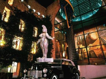 Inside the Dal� Museum